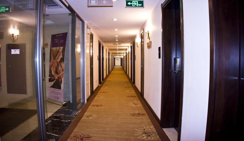 Tang Palace Hotel Акра Екстериор снимка