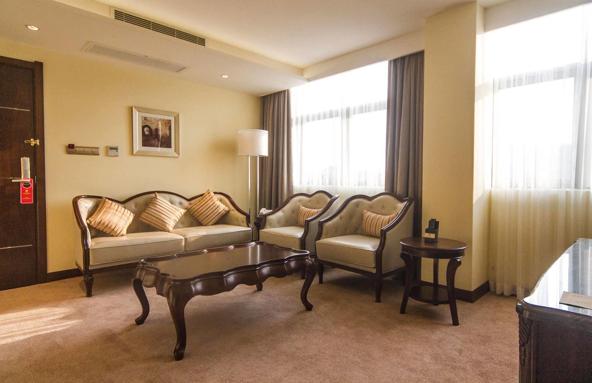 Tang Palace Hotel Акра Екстериор снимка