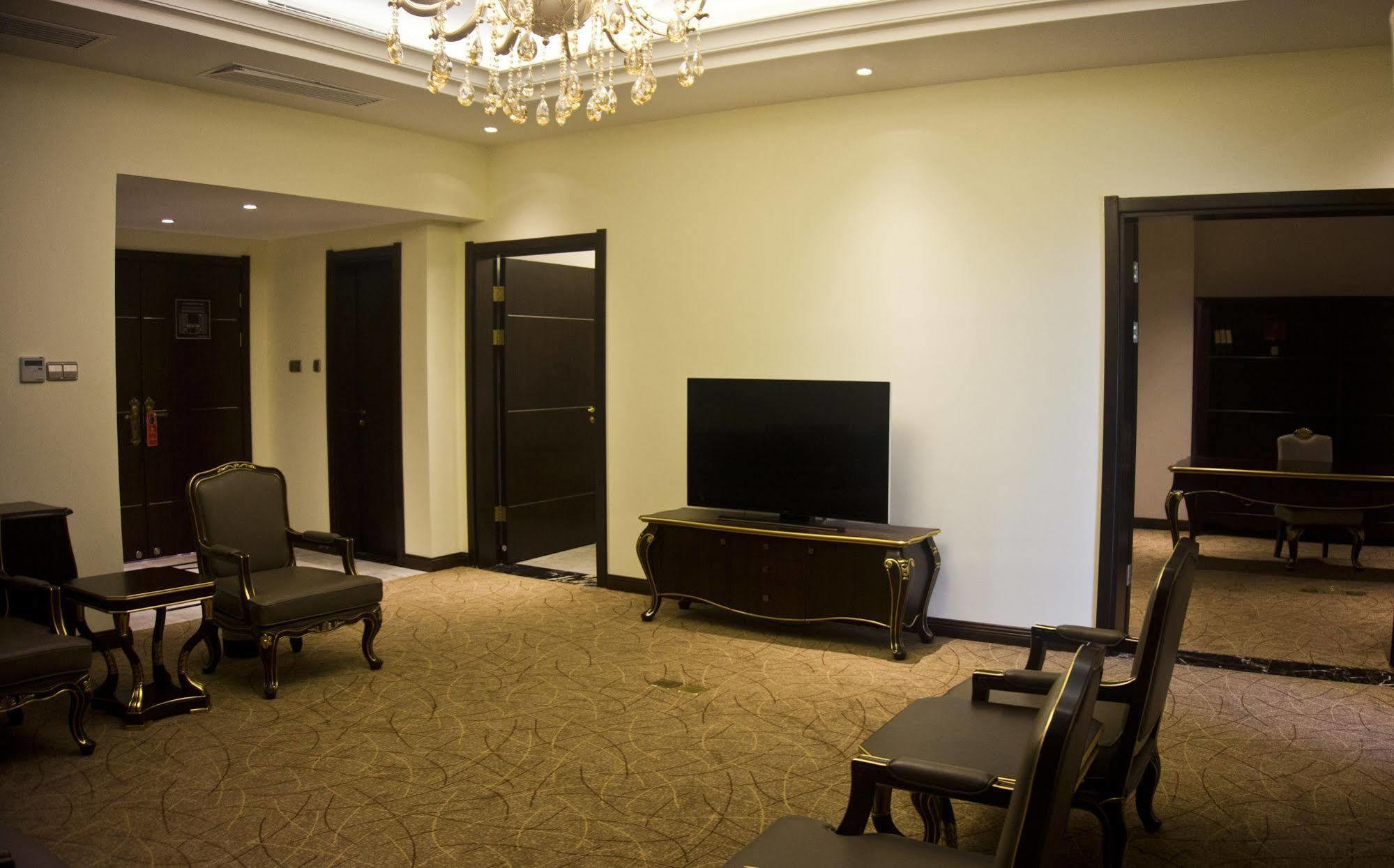 Tang Palace Hotel Акра Екстериор снимка